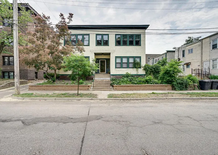 Bright Minneapolis Apartment - 1 Mi To Downtown!
